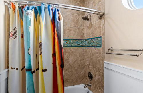 Beachfront Hideaway! Luxury Beachfront, SwimSpa, Game Room, Firepit by Bolivar Vacations - Foto 55