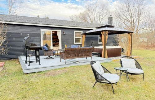 Vibing Hudson Retreat Pet-Friendly w Hot Tub - Foto 8