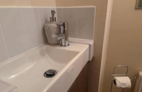 Ivy House - 3-Bed, Sleeps 4, Parking, WiFi, Contractors - Foto 14