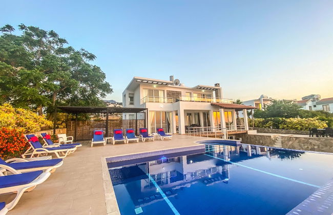 Ocean View Family Villa, Sleeps 2-10, Private Pool, Wifi, Internet Tv & Acs - Photo 1