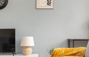 Beautiful Orpington Home w Pool Table and Driveway - Photo 62