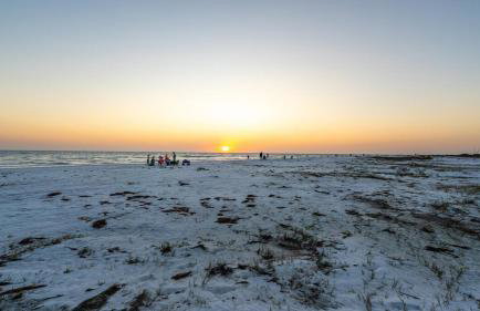 Modern home - 3K sqft - 5BR & 11 beds - brand new HOT TUB - 6 miles to AMI beaches - Foto 5