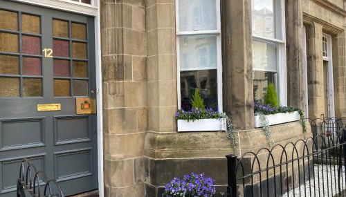 Lovely main door 2 bed apartment - Foto 1