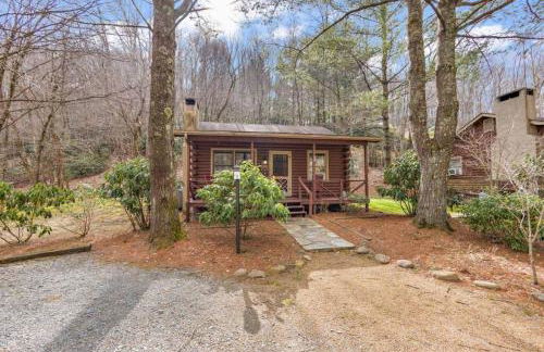 Picturesque Riverside Cabin with Fireplace and Porch - Foto 14