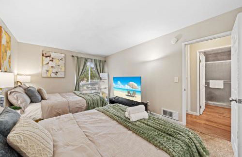 Entire Private Home with 2 Bedrooms 1 Bathroom, King Bed, Pool, Hot Tub, 2 Parking in Mira Mesa Available Now - Photo 8