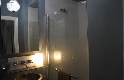 Elegant 2 Bedroom Apartment in Historic 1882 Building Central Sevilla Private Parking & Country Club Access - Foto 33