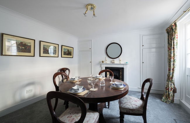 At Home in Chelsea - Photo 11