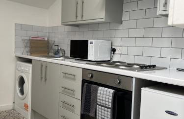 The Hive 2-Bed Apartment with Kitchen and Private Bathroom in Lively Monton Village - Sleeps 4 - Free WiFi - Parking Nearby - Foto 39