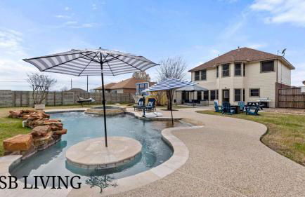 Luxurious Home with Huge Pool - Photo 1