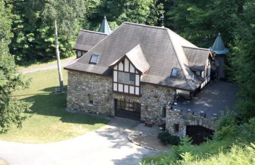 Castle Gatehouse Rental for a Unique Getaway near Bolton Landing, New York - Foto 31