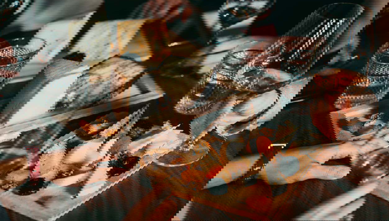 Accompagnando la degustazione con una selezione di prodotti