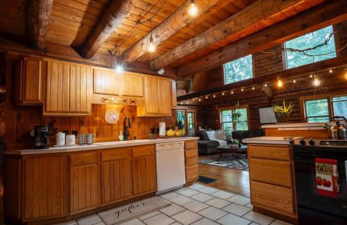 Cozy Log Cabin- W Fireplace - Foto 16