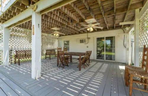 Texas vacation home with huge yard and pool, close to beach - Foto 12