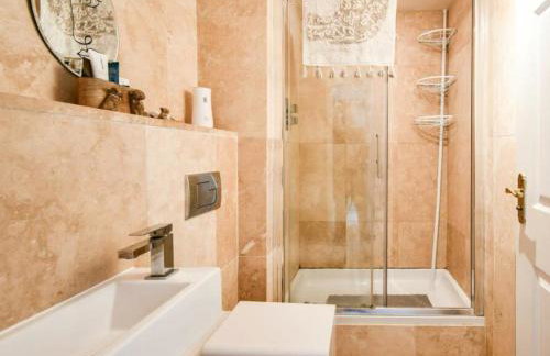 Cosy Garden Accommodation, Private Hot Tub & Four Poster Bed - Photo 6