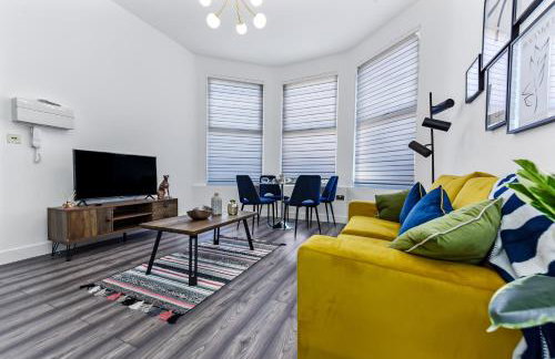 Comfy and Contemporary One Bedroom Flat - Photo 1