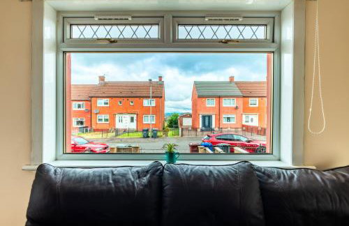 Scotia House -3 bed house in Larkhall with private driveway - Photo 12