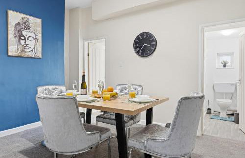 Modern 5 Bed 2 Bath House w Free Parking - Photo 6