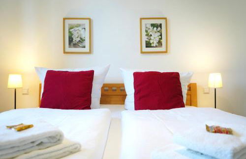 Wohnensemble mit 3 separaten Bereichen- 2 Küchen- 3 Badezimmer- 10 Personen- Garten- Parkplatz - Foto 3