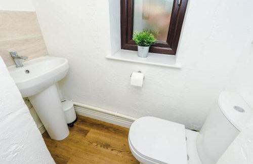 Spacious 4-Bed House Near Wigan Warrington - Foto 66