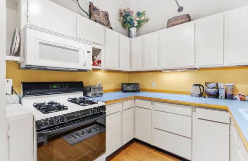 Charming Saugatuck Condo with Private Deck and Grill! - Foto 10