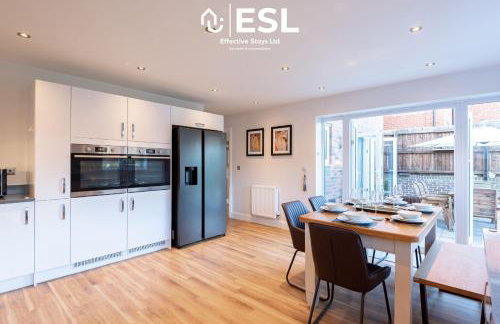 Large Modern 4 Bedroom House in Uttoxeter, Near Alton Towers, Great for Families - Foto 32