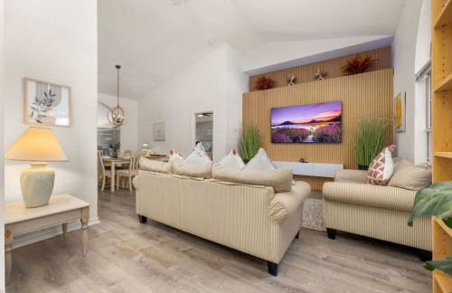 Modern Retreat Pool and Game Room - Foto 1