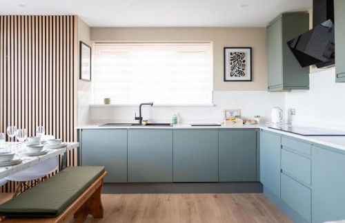 Clifftop Coastal Retreat - Accessible Pet Friendly Sea View - Sleeps 8 - Perfect for Contractors and Long Stays - Foto 14