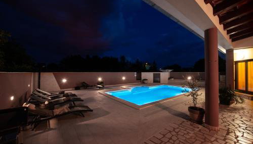 Villa Komel with Pool - Photo 4
