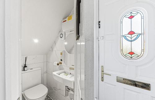 Keaton House - Close to City Centre - Free Parking, Spacious Garden, Fast Wifi and Smart TV by Yoko Property - Foto 19