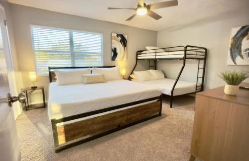 Luxury 4BR Getaway with Heated Pool & Cozy Vibes! - Foto 26