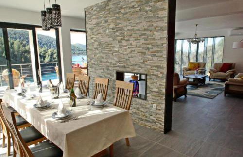 Beachfront Luxury Villa with Private Pool & Stunning Sea Views - Photo 19