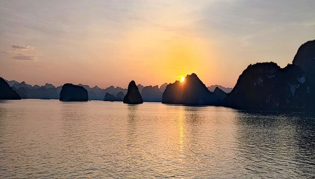 Discover Halong Bay by a Luxury Cruise and a Limousine Bus – Full-Day Small Group Tour - Foto 4