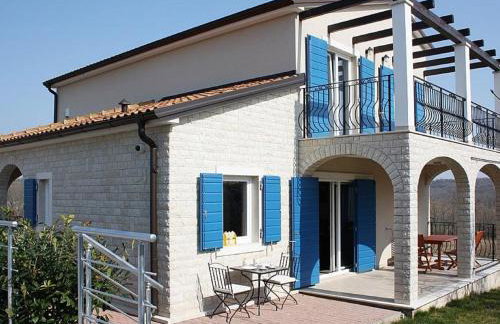 Adorable Villa With Pool & Covered Terrace Surrounded by Nauture - Photo 4