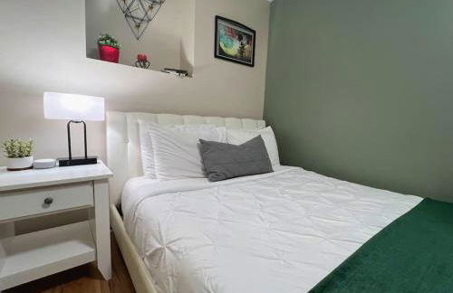 The Banksy-Free Parking -4 bedroom w King bed- Firepit Rooftop near United Center - Foto 42