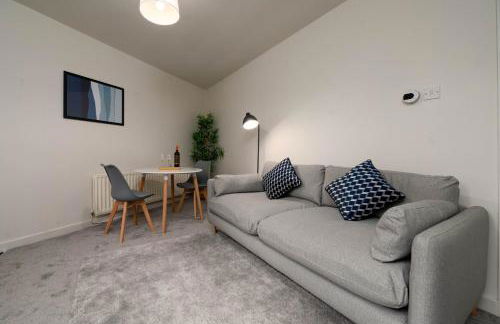 #34 Two bed apt Private Parking Stylish & homely - Photo 18