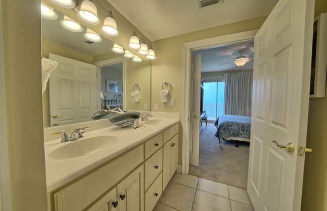Luxurious High-Rise Condo with Direct Beach Access & Beachside Pool - Unit 2105 by RedAwning - Foto 24