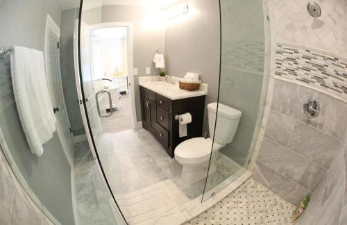 Stunning 8 bedroom 6 bathroom Pool Home - Photo 59