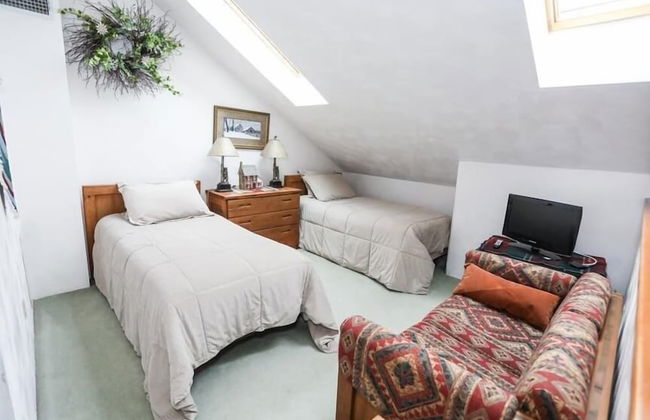 Seven Springs Sunridge 1 BR Loft Deluxe Condo, Ski-In/Out by RedAwning - Photo 3