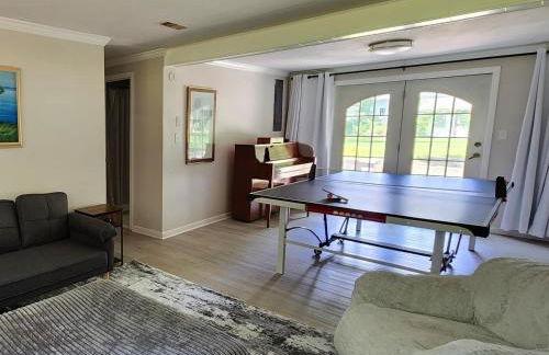 Spacious 4BR Retreat Yard, BBQ & Prime Location - Foto 17