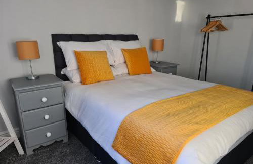 Whole House - 4 Bedrooms - Parking - Sleeps 8 - Foto 15