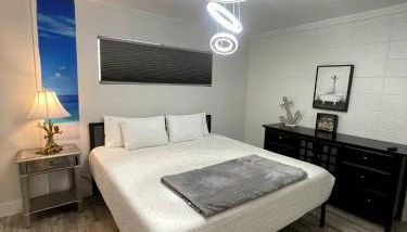 240 Queen Bed, 3 Pools, 80in TV - Photo 1