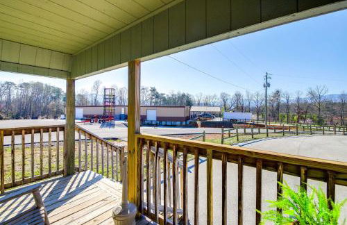 Charming Cabin Near Great Smoky Mountains! - Foto 16