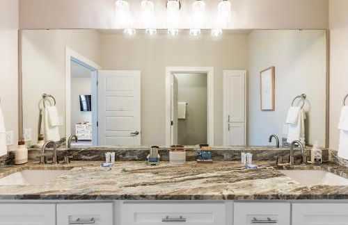 Stylish Townhouse with BBQ, Pool & Near Beach - Foto 24