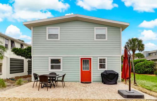 Tropical Beach Bungalow Down - Backyard - Grill - Across Street from Beach - Foto 25