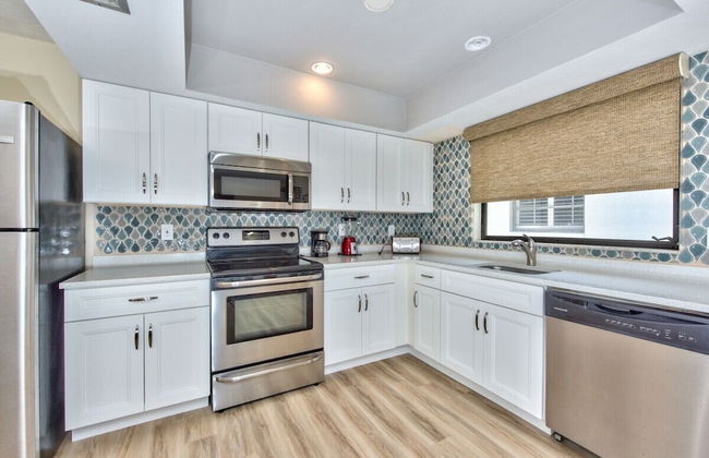 Avanti Vacation Rental, Relaxing 3-BR Retreat with Private Pool Minutes from Vanderbilt Beach and Delnor-Wiggins State Park. Enjoy Southern Exposure, BBQ Area, and Pet-Friendly Comfort - Foto 6