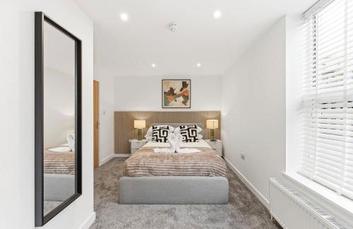 Stylish Duplex Apartment - Excellent Location - Free Parking, Virgin TV, Fast Wifi and Self-Check-In by Yoko Property - Photo 3