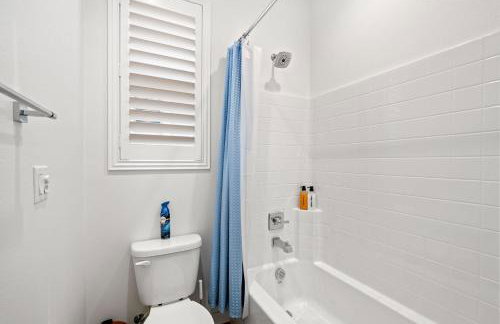 Spacious 5BR Getaway w Game Room & Modern Comfort - Photo 54