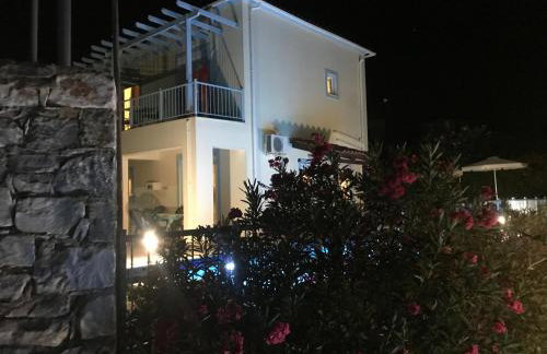 Breathtaking sea and Mountain views with Private pool, Peace full relaxing Villa with WiFi near Shops and Restaurants - Photo 17