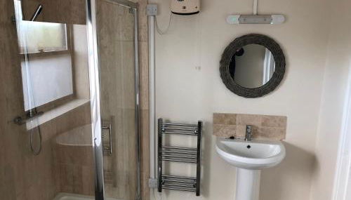 Lancaster - Photo 5, Shower