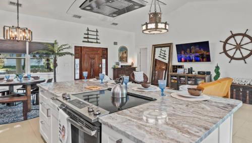 Hideout on the Hillsborough is a Gorgeous Renovated 3BR Pet Friendly Home on the Hillsborough River located in the North End of Seminole Heights - Foto 5